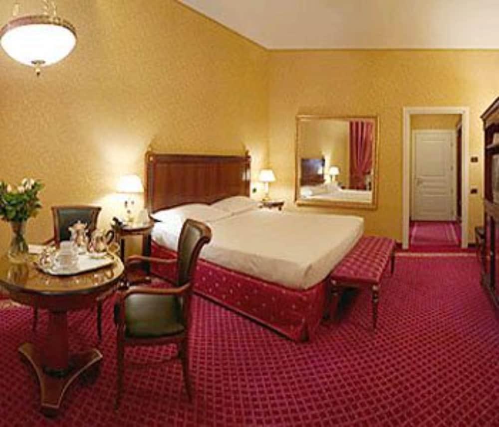 Maxim Hotel 4*